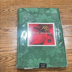 WONDERLAND Holiday Green Tablecloth